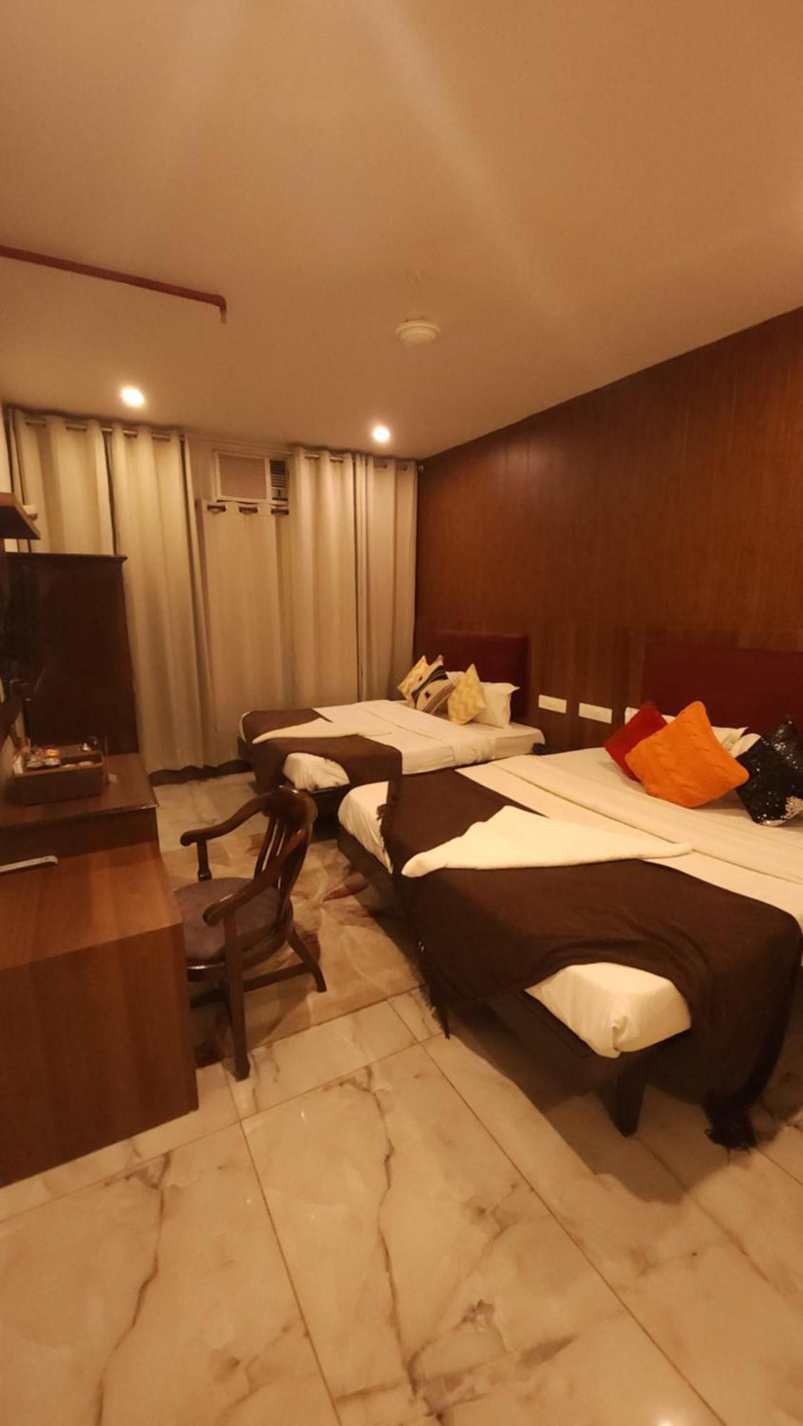 Hotel Vrs Inns Chandīgarh Exteriör bild