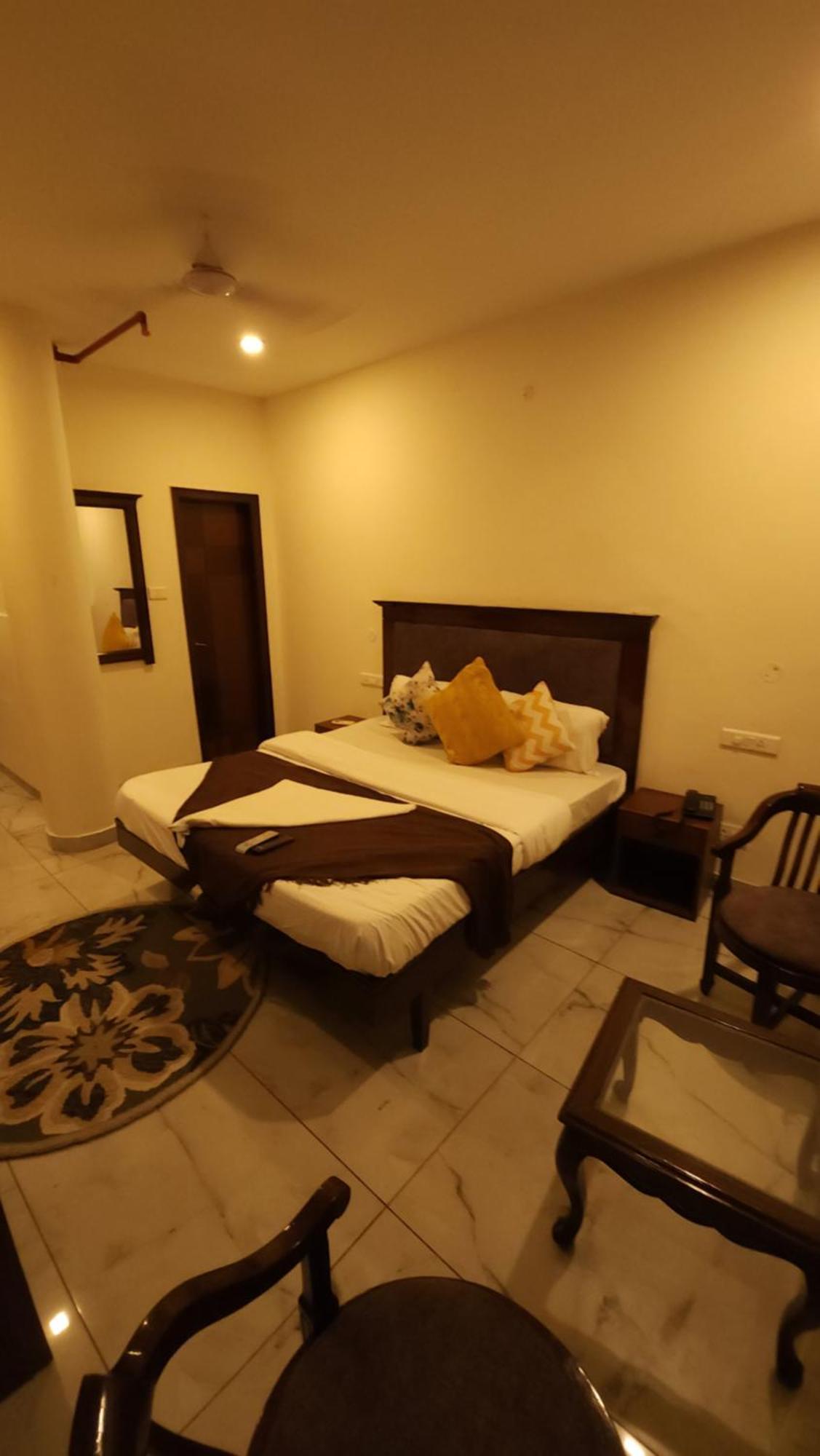 Hotel Vrs Inns Chandīgarh Exteriör bild