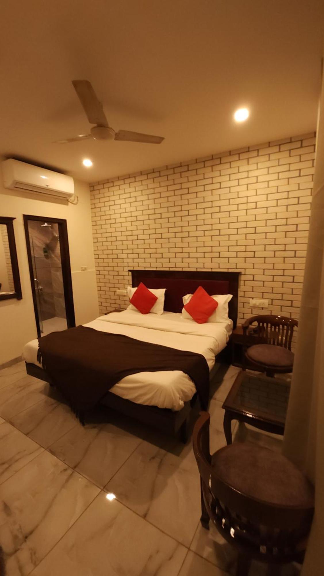 Hotel Vrs Inns Chandīgarh Exteriör bild