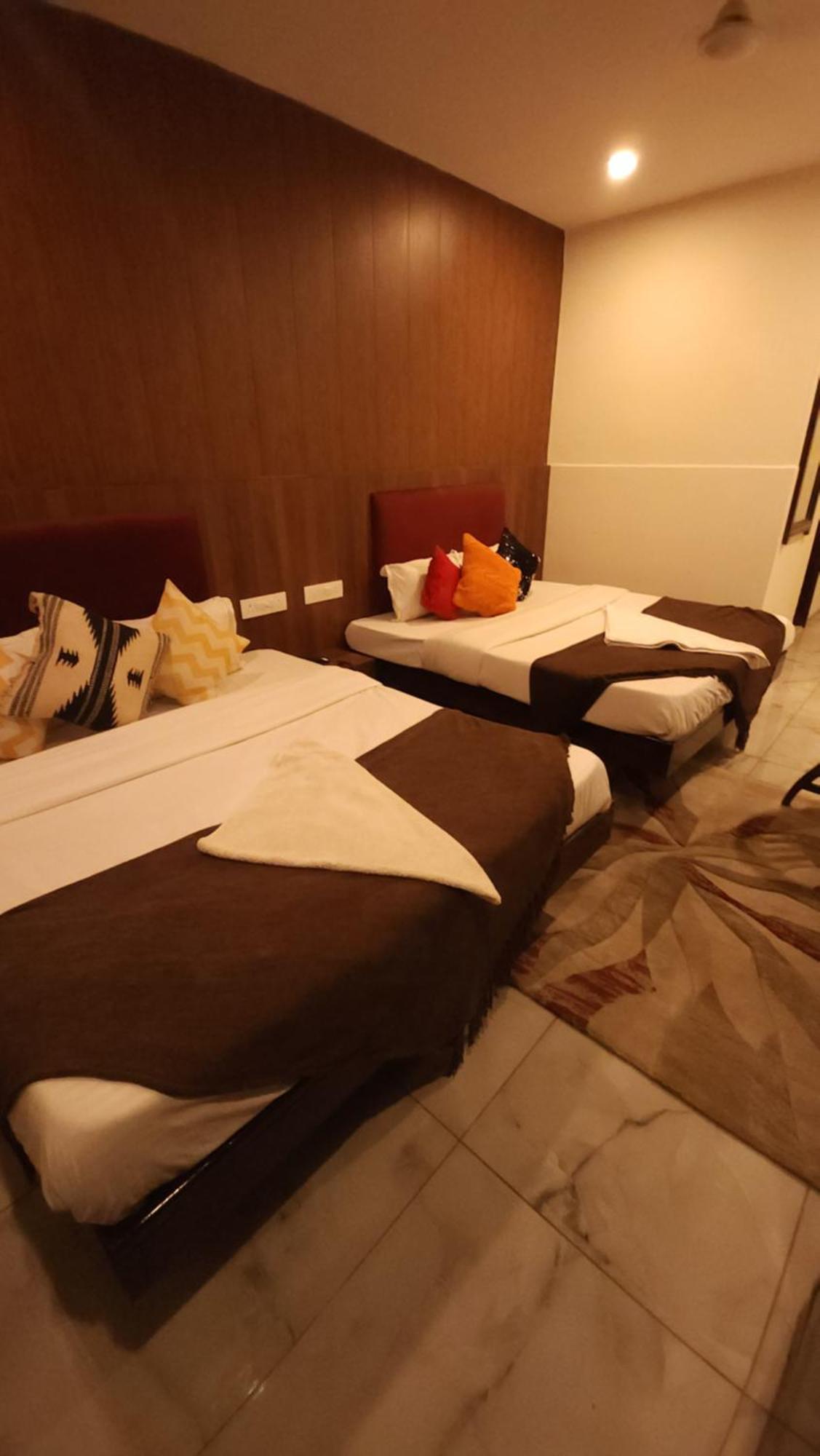Hotel Vrs Inns Chandīgarh Exteriör bild
