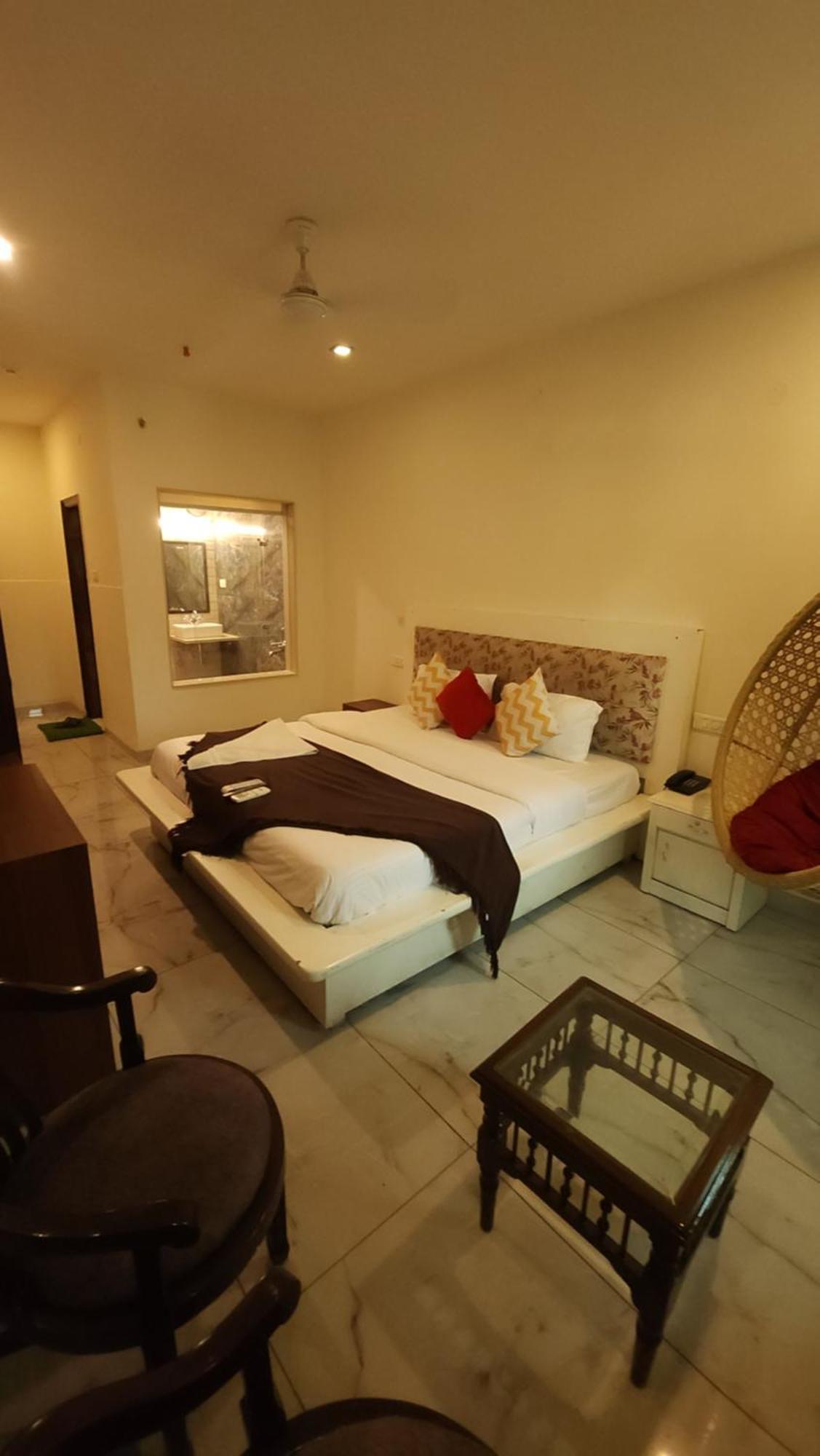 Hotel Vrs Inns Chandīgarh Exteriör bild